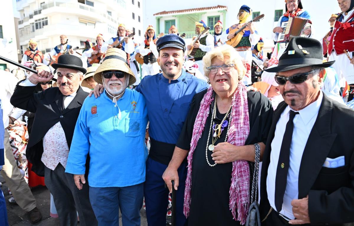 José María García (segundo por la derecha), caracterizado como la armadora Fermina, en el Carnaval Porteño de Arrecife