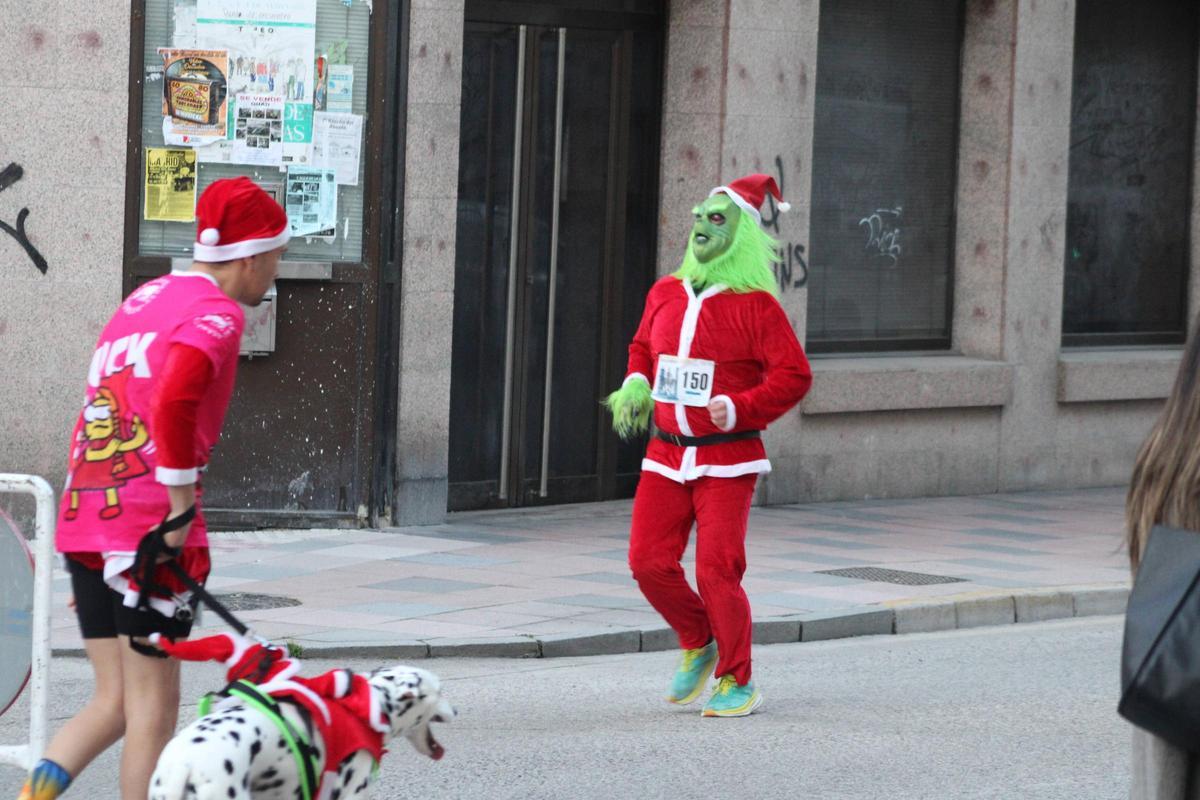 Todas las imágenes de la "San Silvestre" de Mieres: desde los más pequeños hasta los mayores, y con el "Grinch" siempre atento