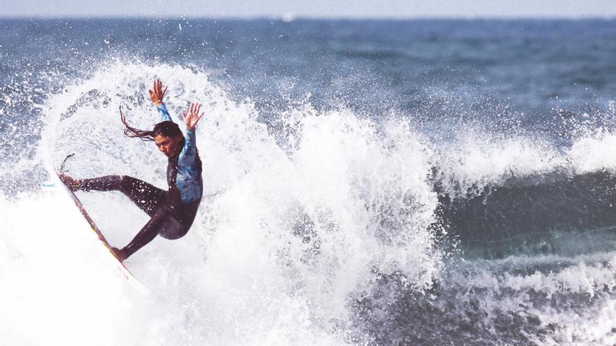 Una surfista en una playa de Tenerife.