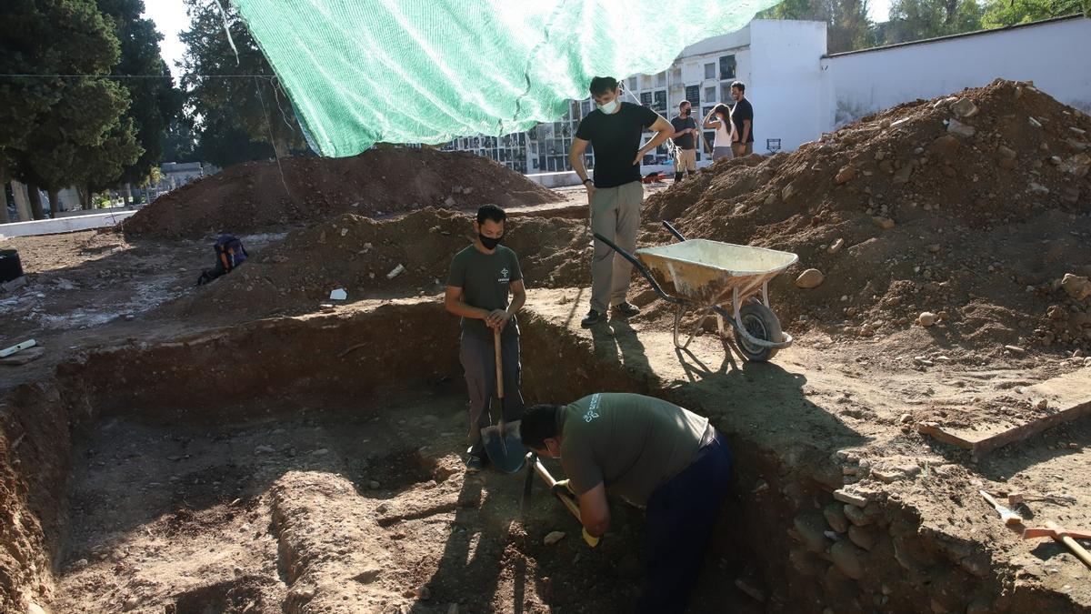 Trabajo de sondeo en el cuadro Virgen de los Dolores, en el cementerio de la Salud.