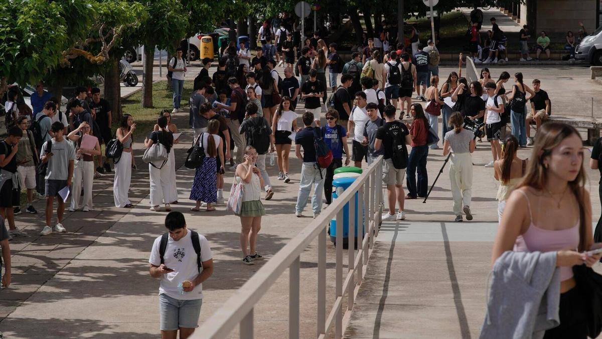 Alumnos en el campus de la UIB.