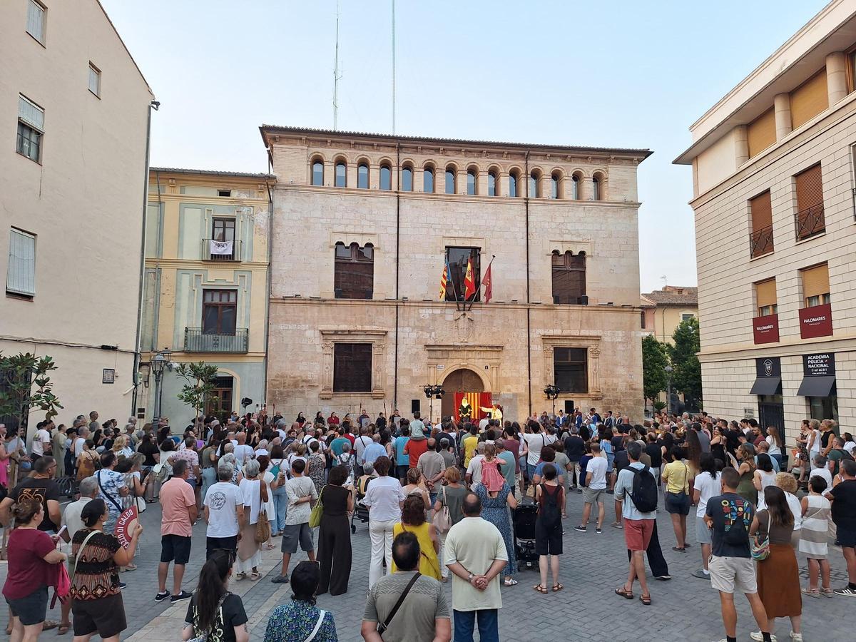 Los habitantes de Alzira durante la represntación teatral de la vida de Jaume I durante la tarde del lunes.