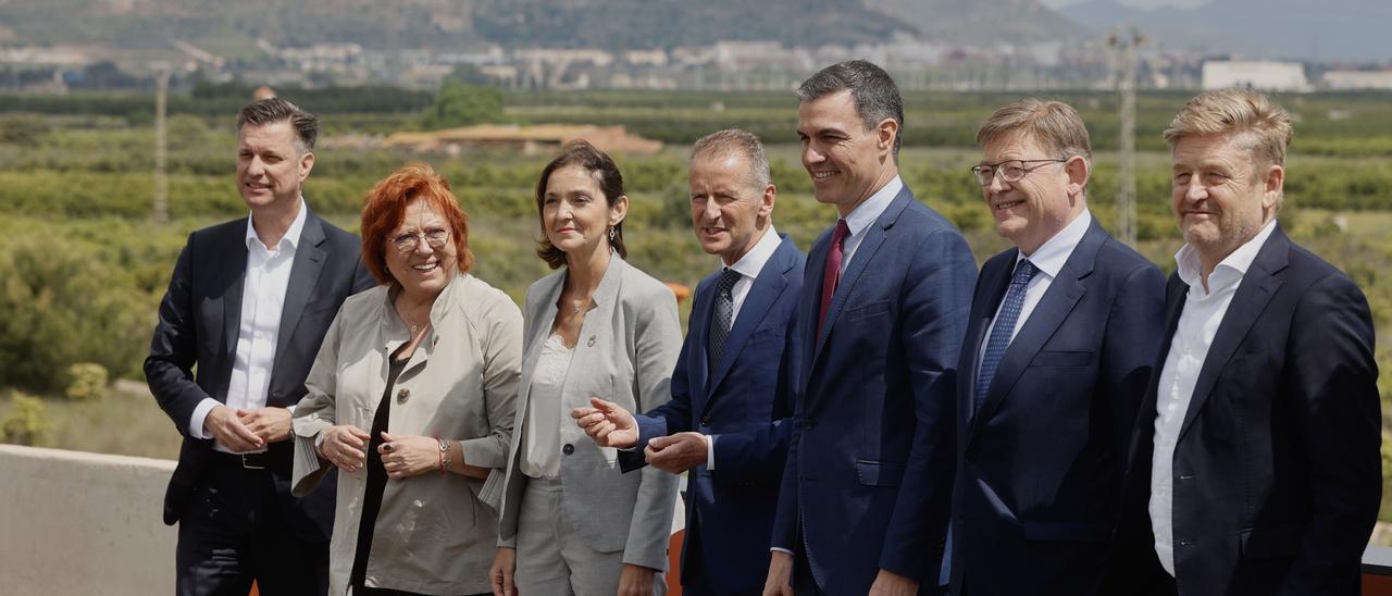 El presidente del Gobierno, Pedro Sánchez, junto al president del Consell y el presidente de Volkswagen, entre otros.