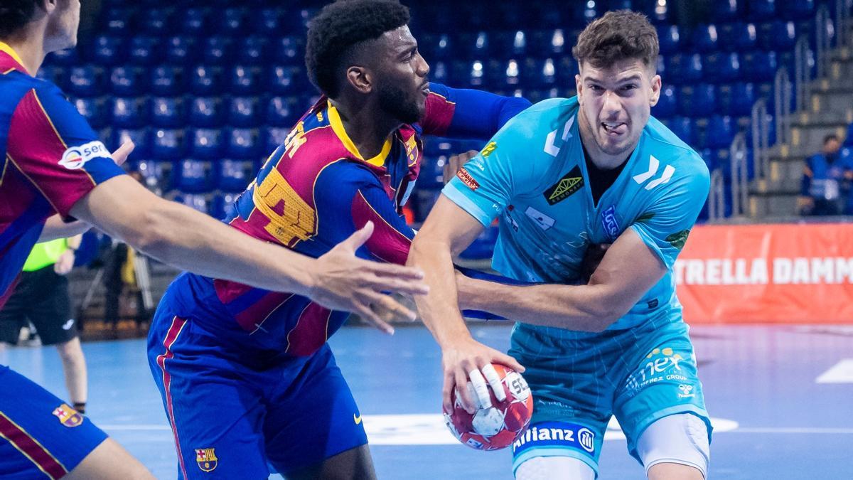 David Estepa controla el balón ante la defensa del Barça.