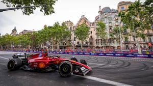 Sainz ha dado espectáculo con el Ferrari en el Passeig de Gràcia de Barcelona