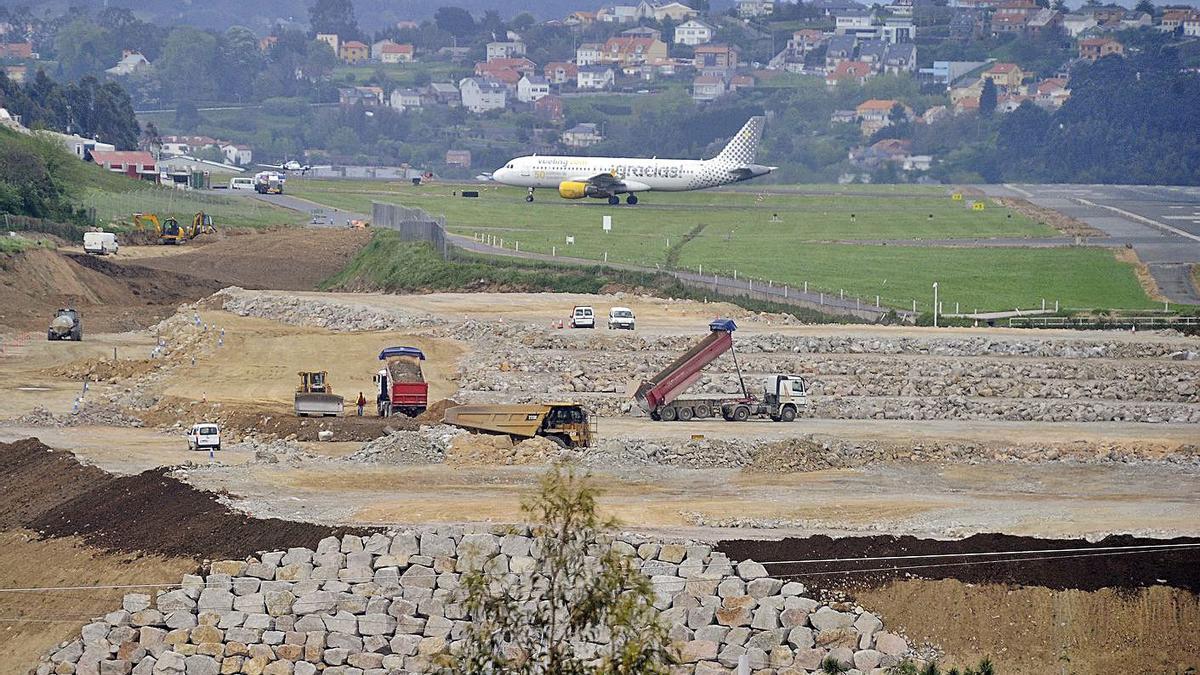 Un avión en Alvedro, durante las obras de ampliación de 2014. |   // CARLOS PARDELLAS