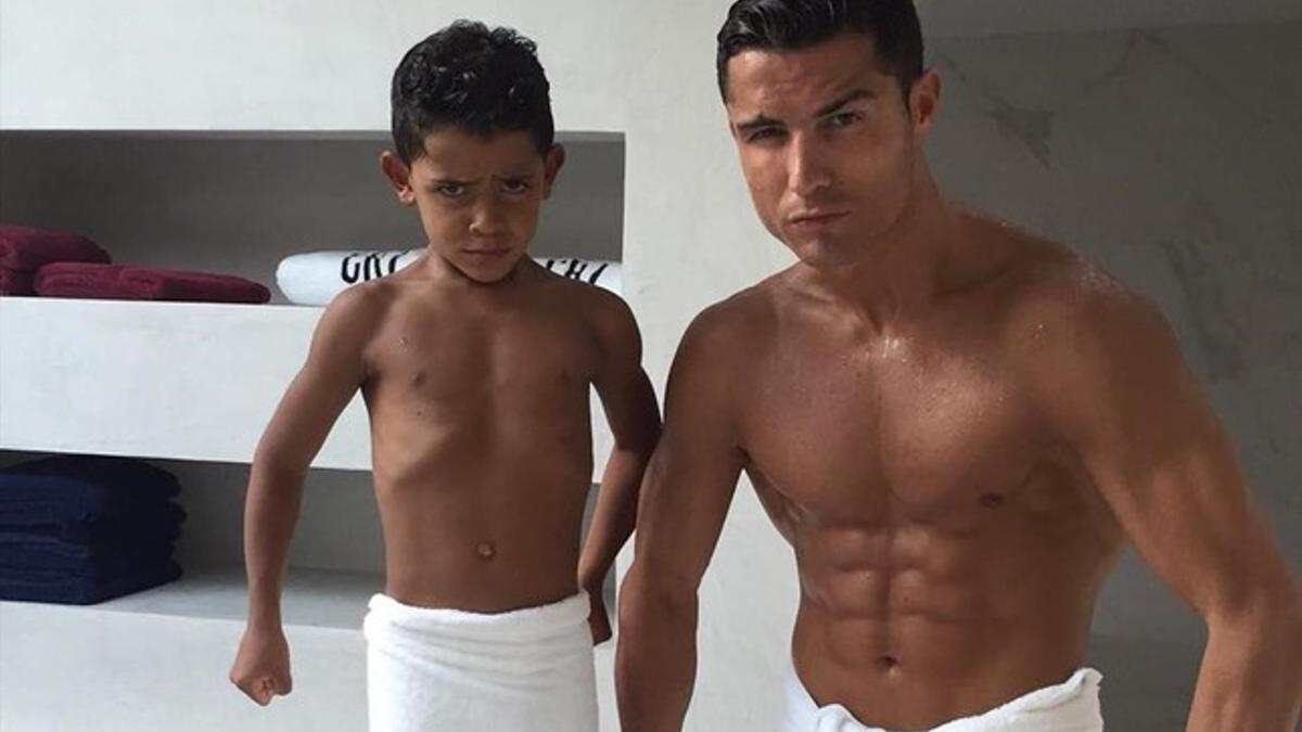 Cristiano y su hijo, en diciembre, en el spa de la casa madrileña del futbolista, en una foto colgada por el jugador en instagram