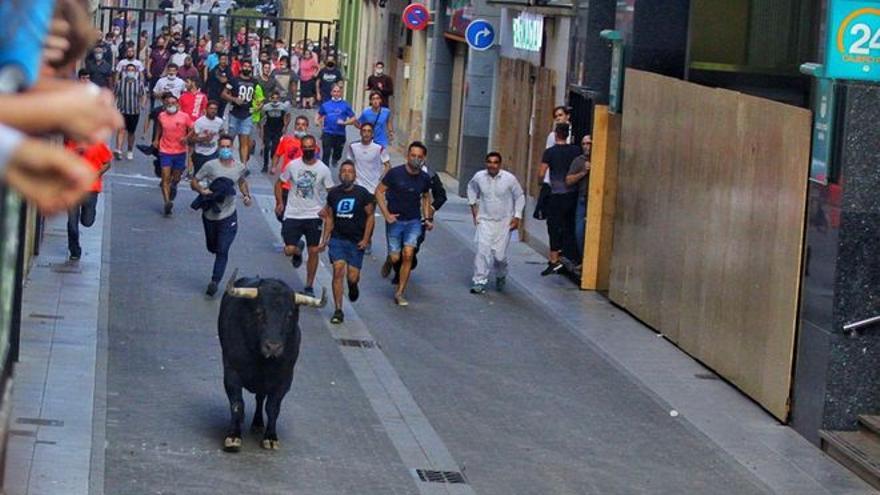 El toro galopa por una de las calles de la Vila de Nules. / ERIK PRADAS