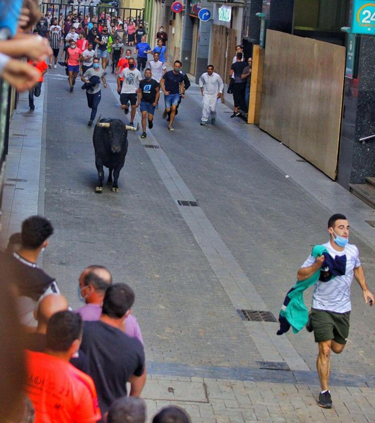 El toro galopa por una de las calles de la Vila de Nules. / ERIK PRADAS