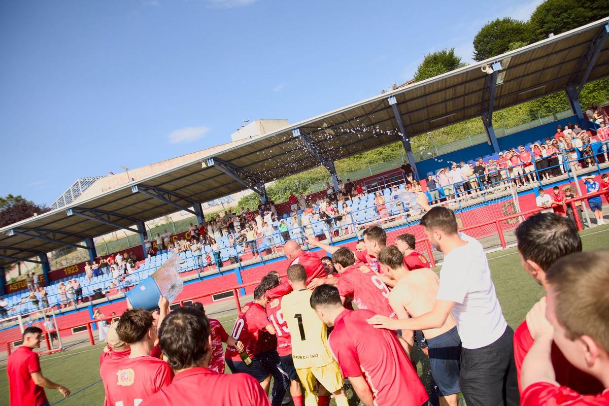 EN IMÁGENES: Así han celebrado Condal, Astur y Andés el ascenso a la Tercera Federación de Asturias