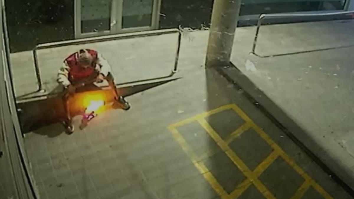 Les càmeres de seguretat han captat l'encesa del foc a la porta del garatge.