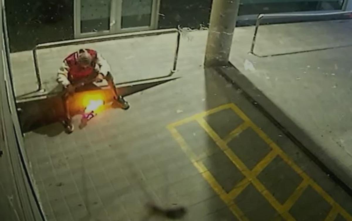 Les càmeres de seguretat han captat lencesa del foc a la porta del garatge