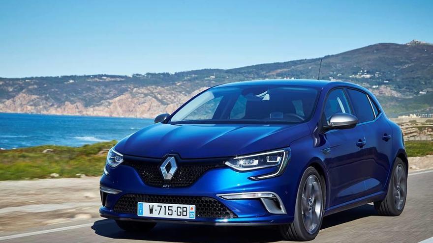 El nuevo Mégane crece hasta los 4,36 metros de largo para dejar un interior más amplio en todas las cotas; pero no sólo eso, su diseño es más bonito y deportivo