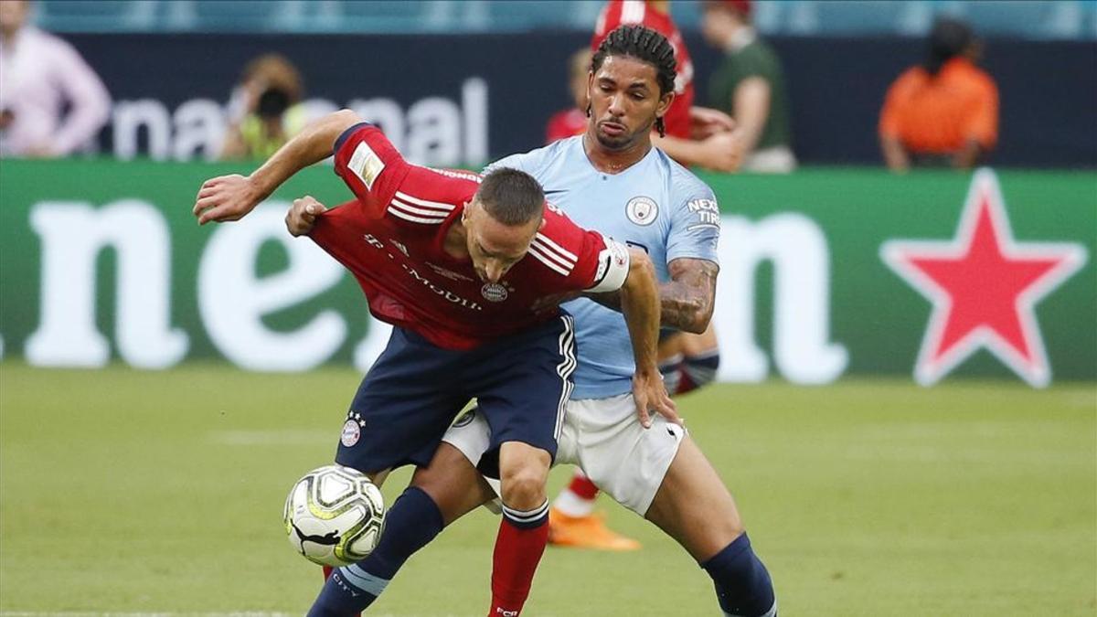 Douglas Luiz, en pretemporada con el City enfrentándose a Ribery