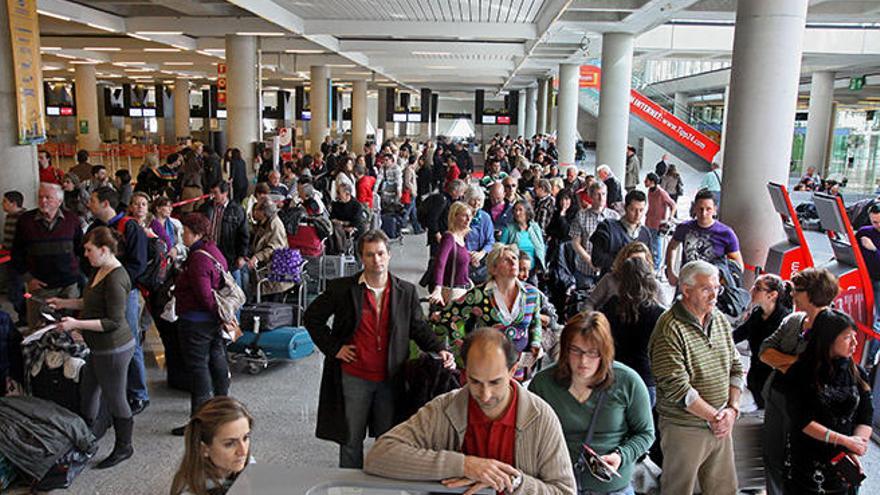 Pasajeros afectados por la huelga ilegal de controladores aéreos de Balears.