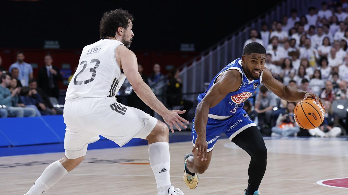 David DeJulius, del UCAM Murcia, ante el madridista Sergio Llull durante el partido en el Movistar Arena.