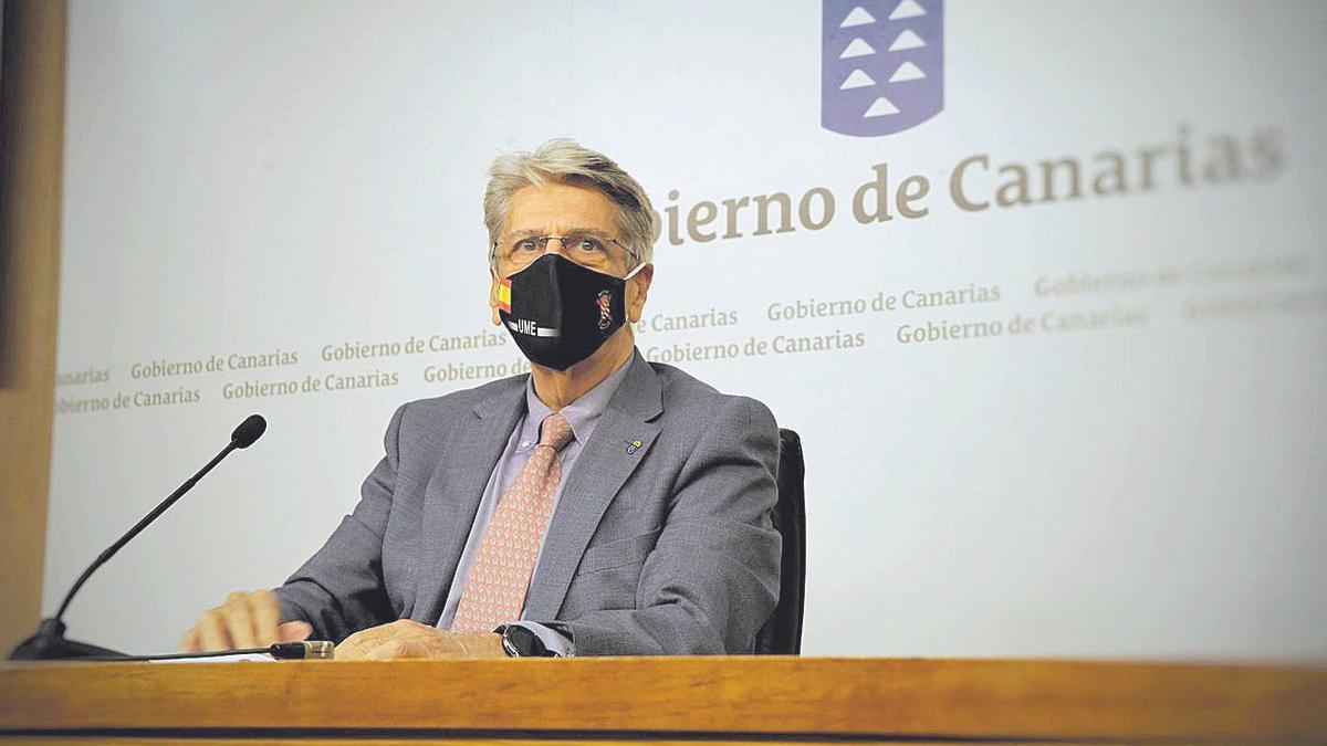 Julio Pérez, en una rueda de prensa como portavoz del Ejecutivo de Canarias tras un Consejo de Gobierno.