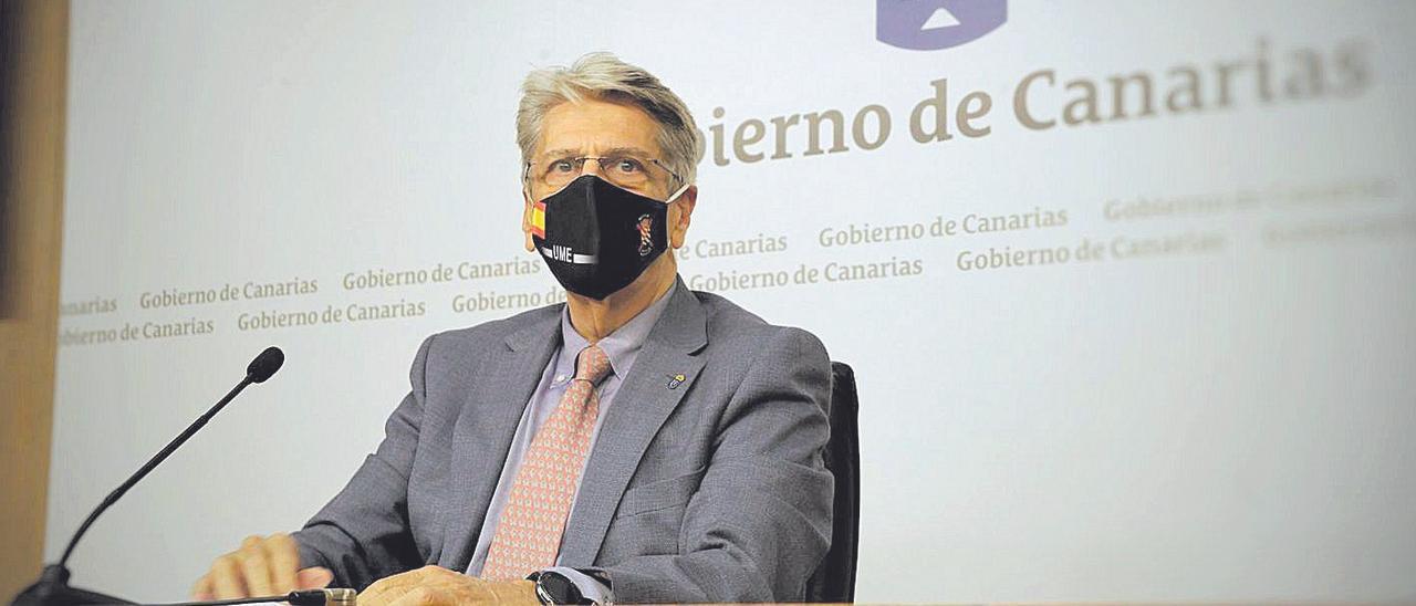 Julio Pérez, en una rueda de prensa como portavoz del Ejecutivo de Canarias tras un Consejo de Gobierno.