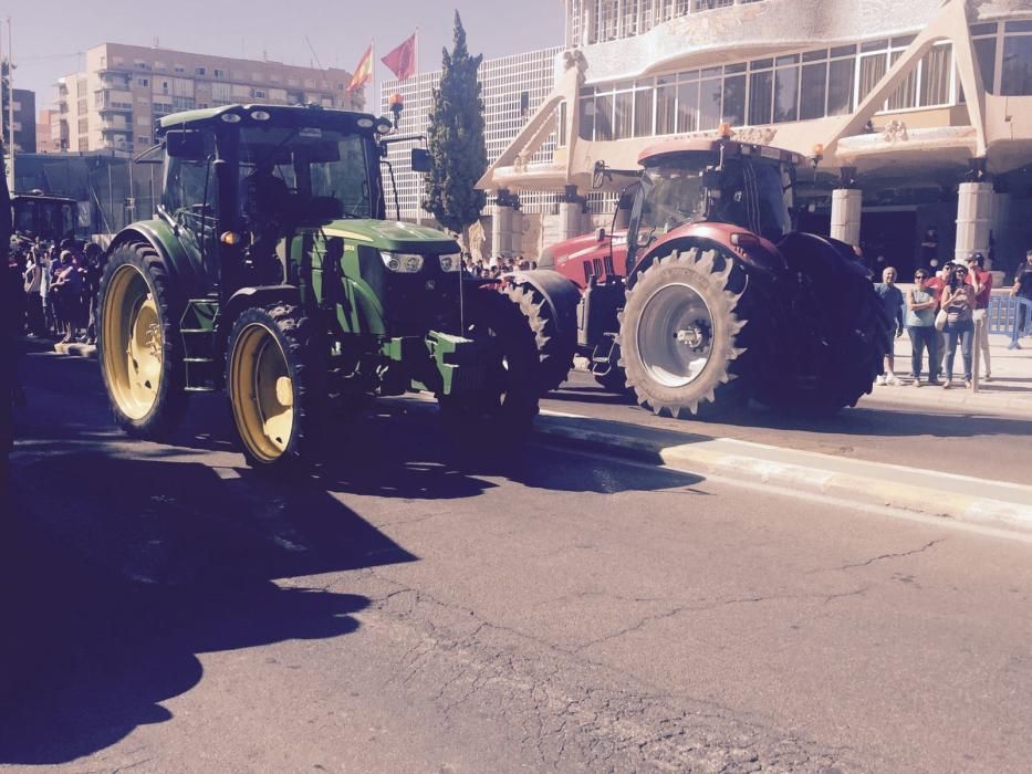 Protesta de agricultores en la Asamblea Regional