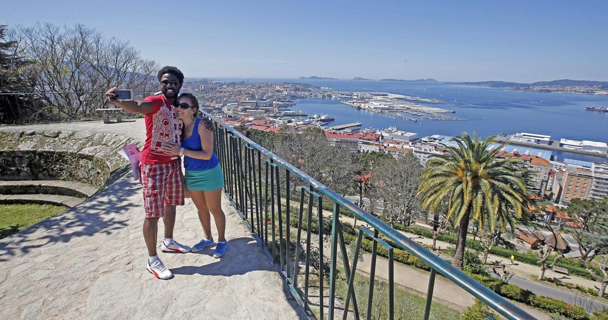 Dos visitantes se hacen un selfi en el mirador de O Castro, en Vigo.