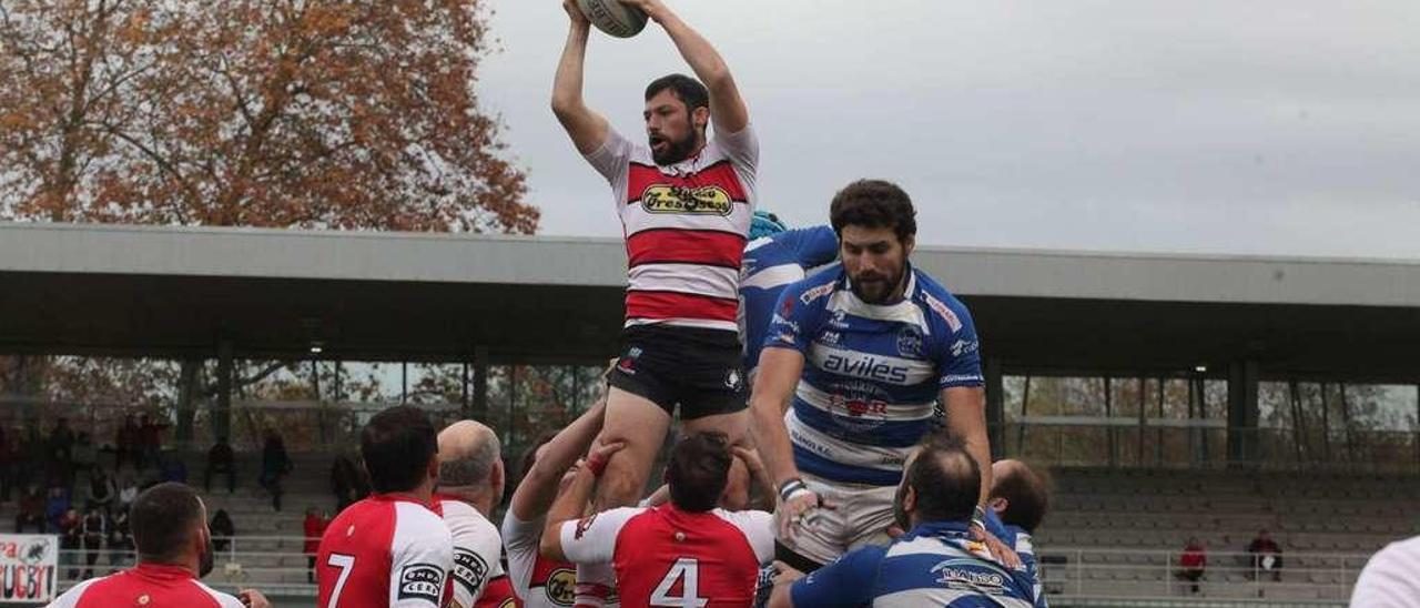 Un jugador del Gijón Rugby-Universidad de Oviedo se hace con el balón.