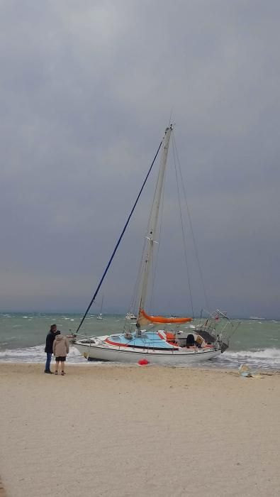 El temporal deja varios barcos varados en Son Maties