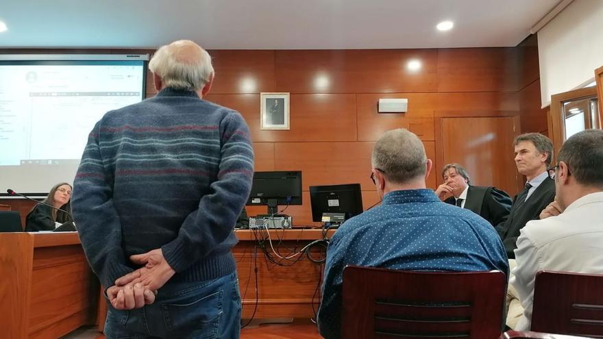 El responsable de Covesa y el veterinario, sentados durante el juicio, escuchan el testimonio de un ganadero.