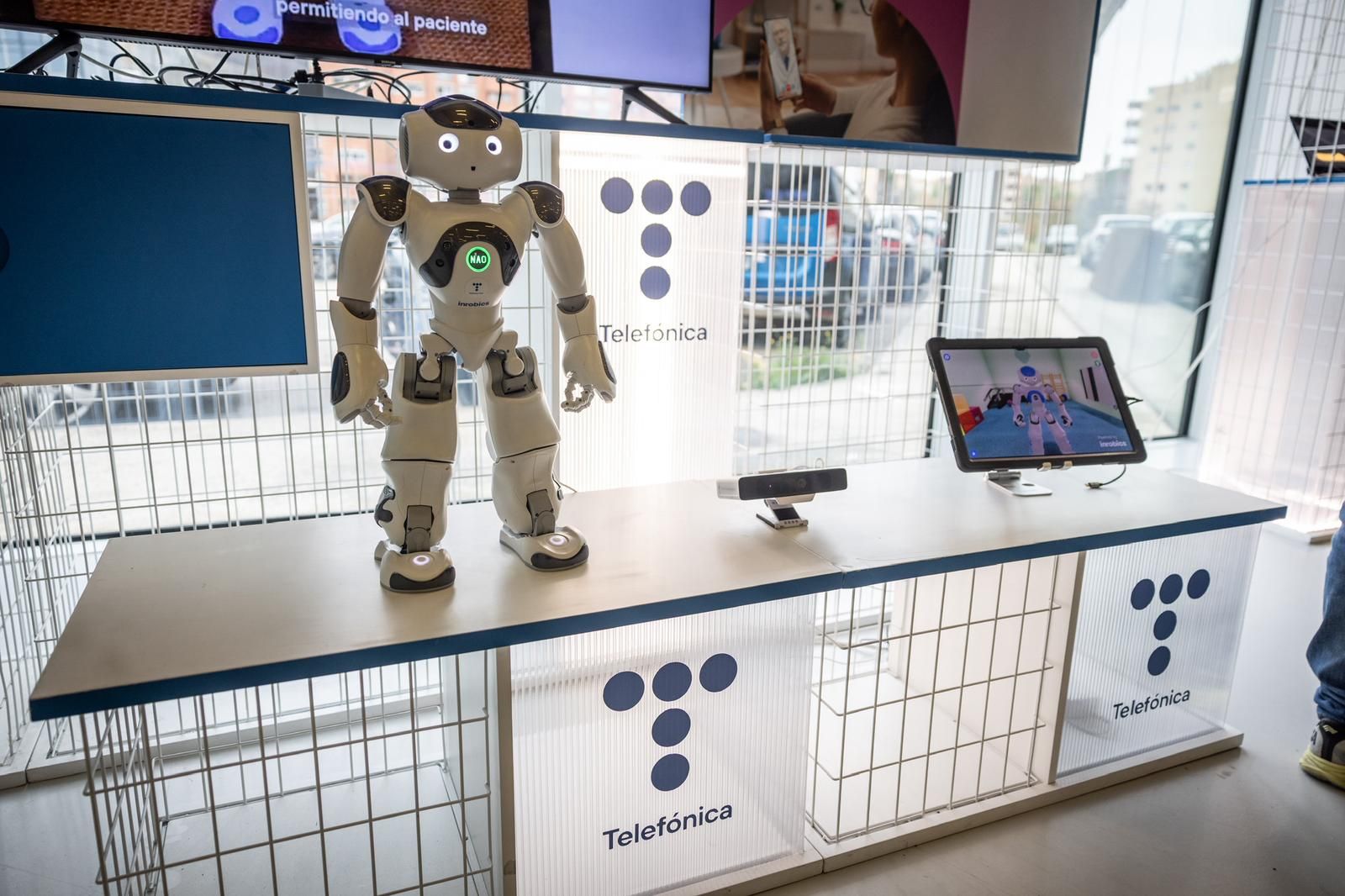 Más de 20 empresas exponen a expertos y curiosos tecnológicos sus poryectos más innovadores en el centro Etopía, en Zaragoza