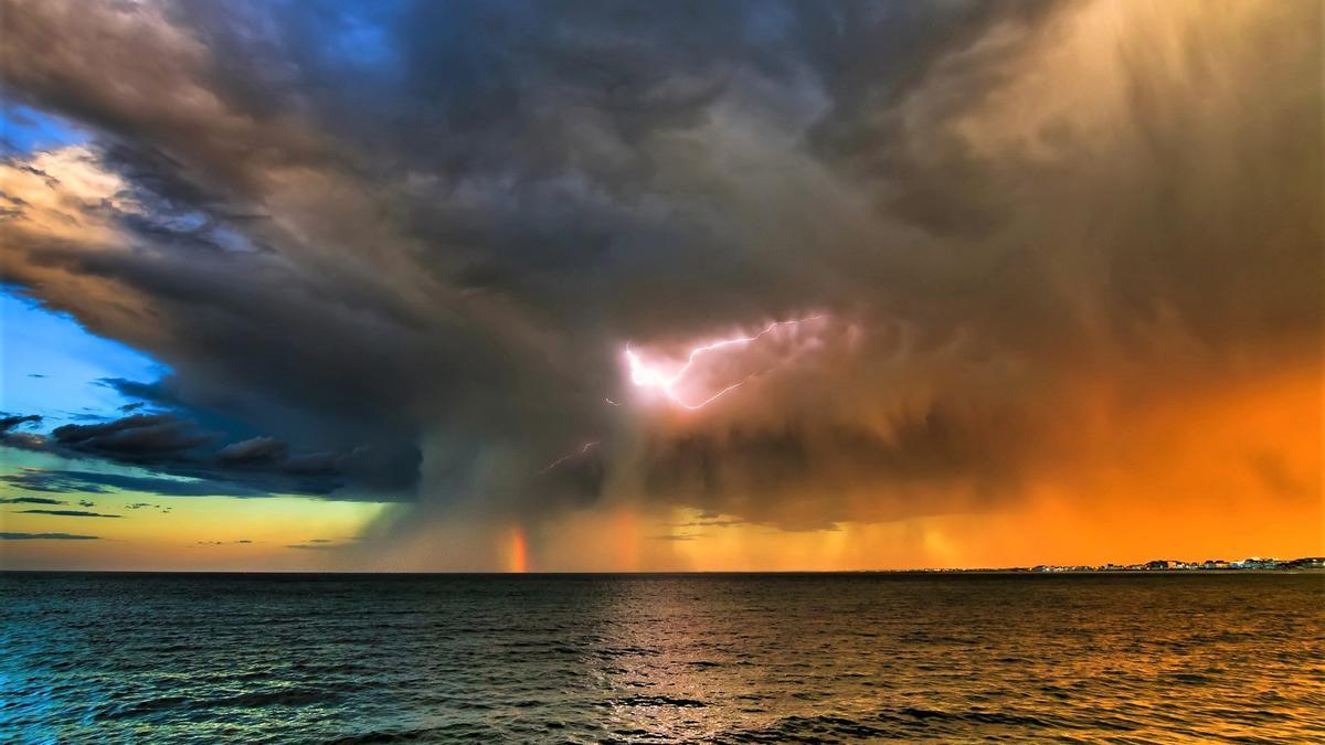 Una imagen de archivo de una tormenta sobre el mar