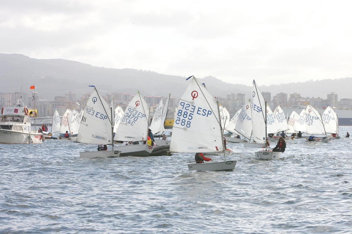Imagen de una prueba reciente de Optimist en la ría de Vigo.