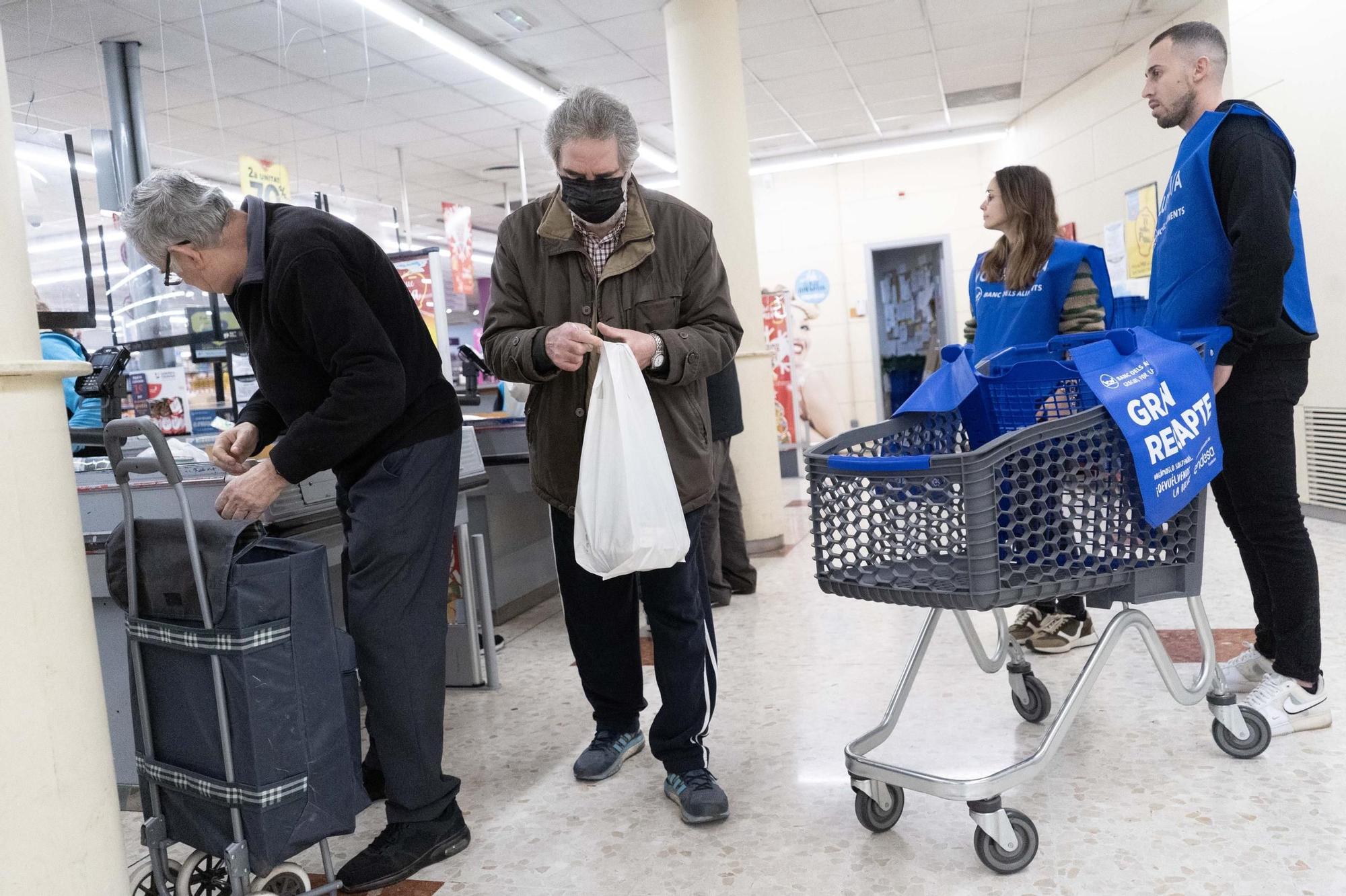 El Gran Recapte d'Aliments en supermercats de Manresa, en imatges