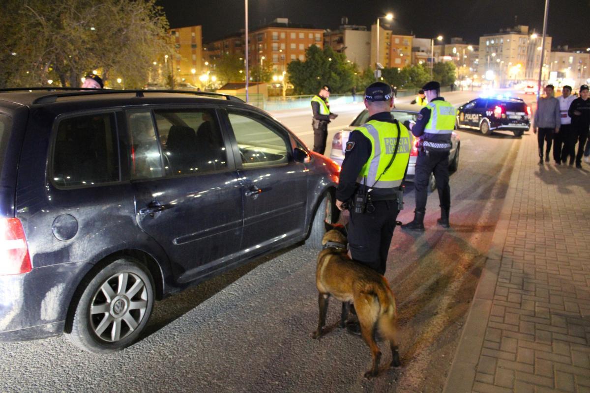 Control preventivo de Policía Local efectuado este viernes por la noche.