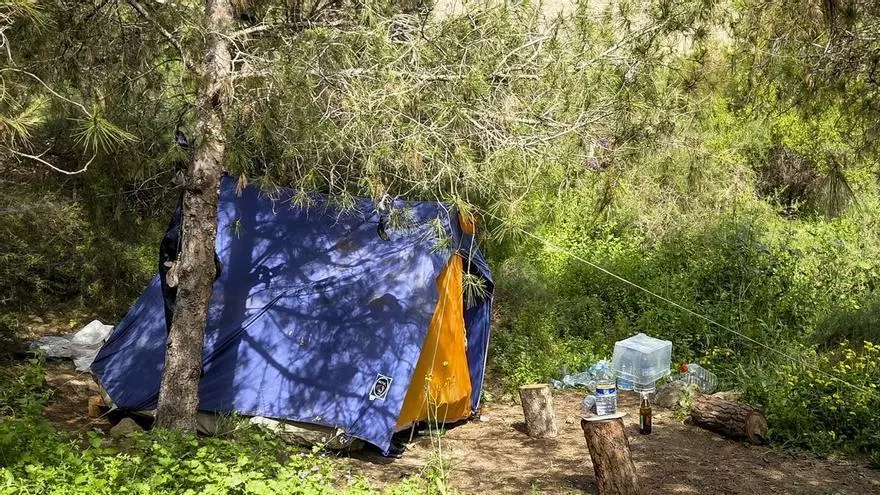 Tiendas de campaña y basura en el Benacantil