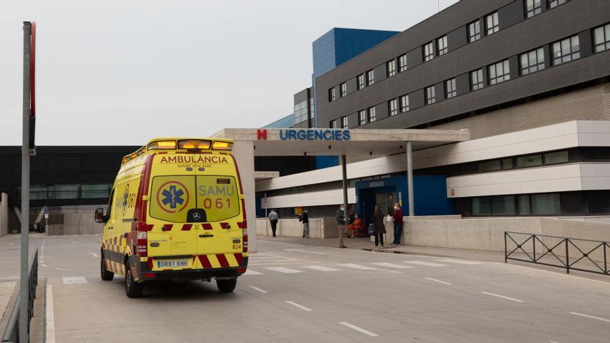 Imagen de archivo de una ambulancia en la puerta de Urgencias de Can Misses.