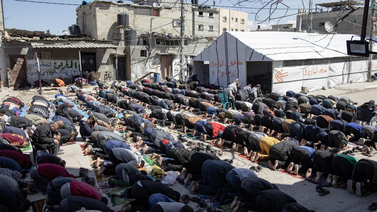 Palestinos rezan en Rafah junto a una mezquita destruida por un ataque de Israel.