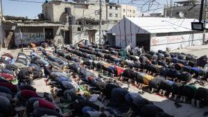 Palestinos rezan en Rafah junto a una mezquita destruida por un ataque de Israel.