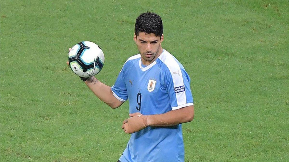 La férula de Luis Suárez en la mano izquierda, muy visible