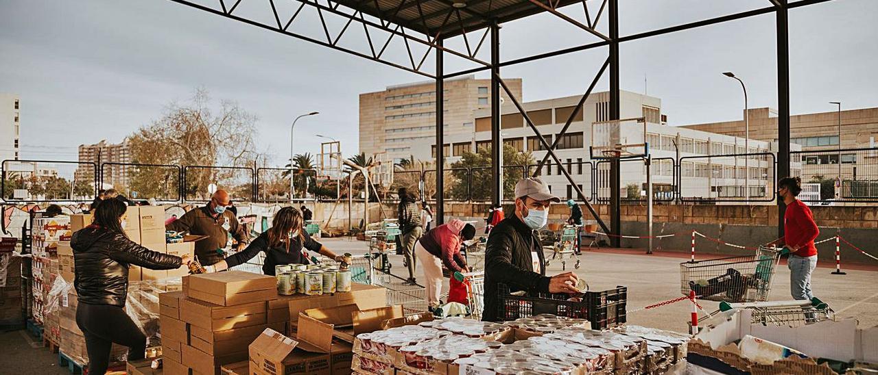 Reparto de alimentos a cargo de la Fundació Solidària de Monti-sion durante la pandemia.