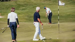 Tres de los participantes en el torneo del hotel Mas de Torrent en el Empordà Golf Club, este sábado.