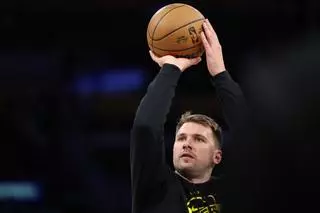 Los Lakers, hundidos con Doncic en Madrid