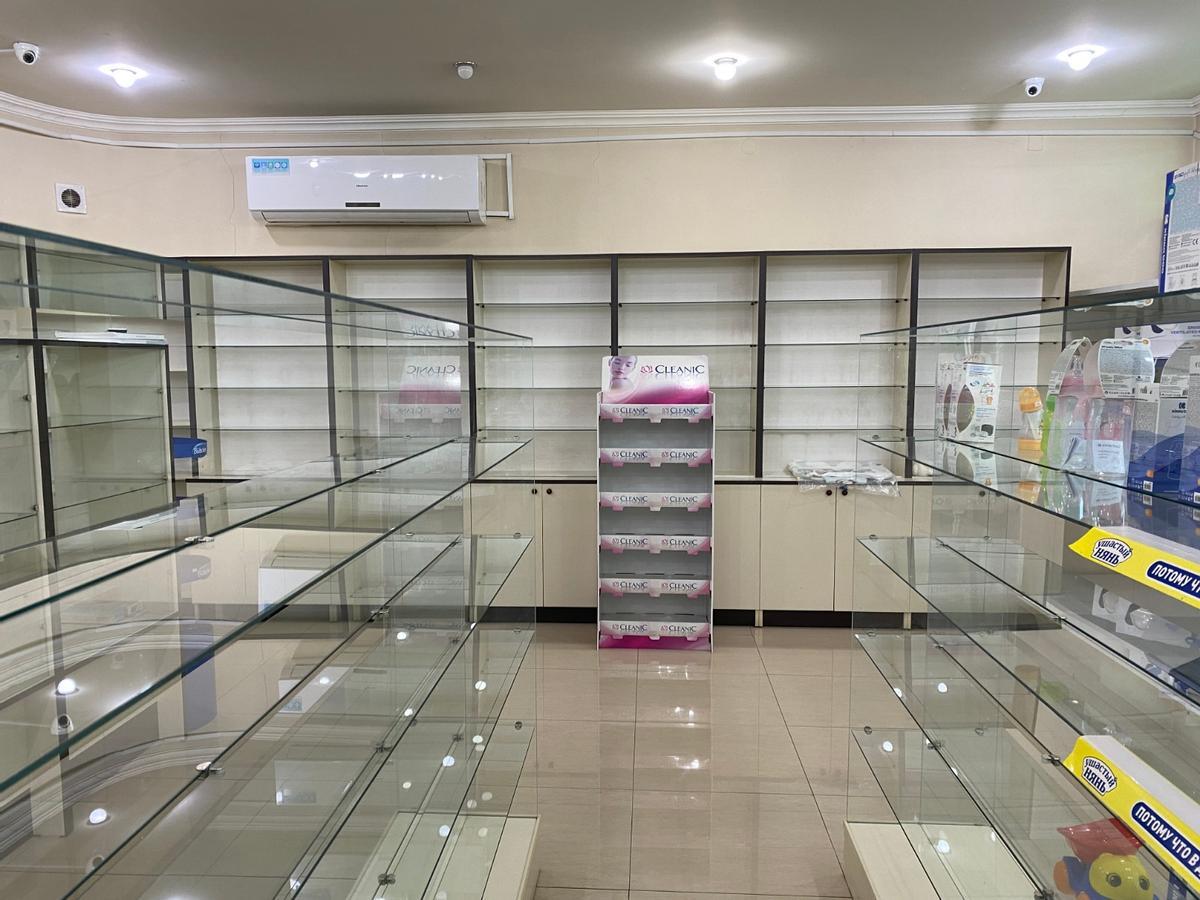 Farmacia en Stepanakert con las estanterías vacías debido al bloqueo impuesto hace nueve meses por Azerbaiyán sobre el enclave secesionista del Alto Karabaj.