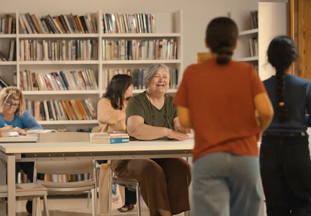Una sessió d’Intergalàctics en què infants i adults comparteixen una estona de lectura