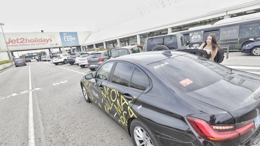 Los taxistas denuncian que Uber ya está captando clientes a mano alzada