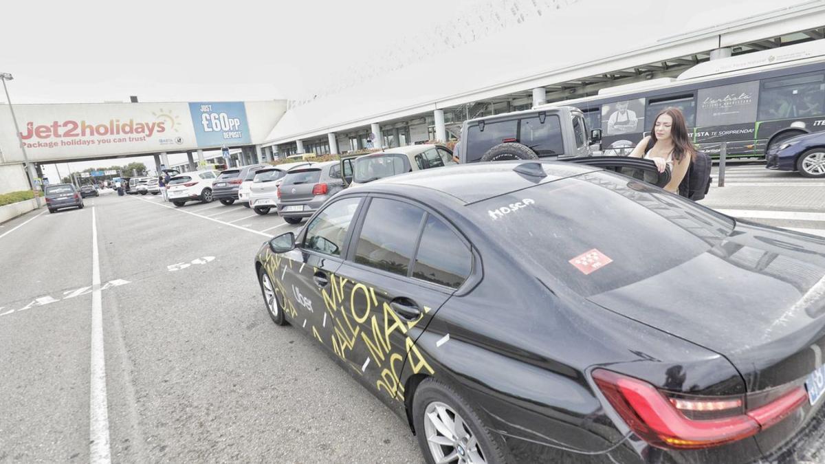 Una pasajera se monta en un Uber en el aeropuerto de Palma.