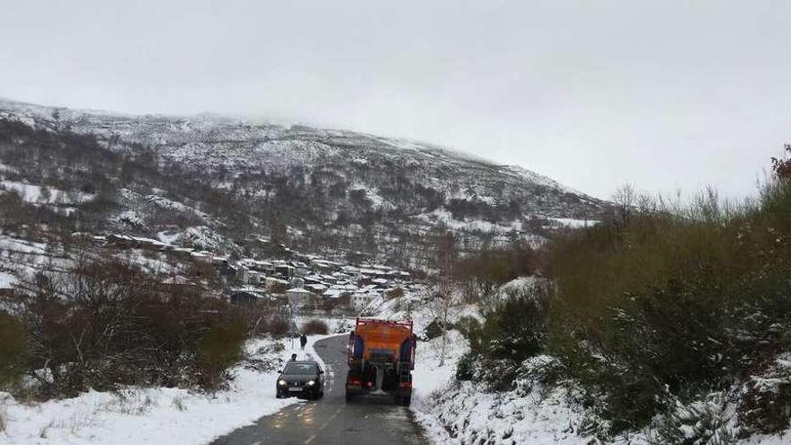 Efectivos de conservación de carreteras de la Junta ayer a la entrada de Porto.