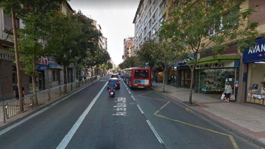 Herida grave una motorista tras chocar de madrugada con un árbol en Zaragoza