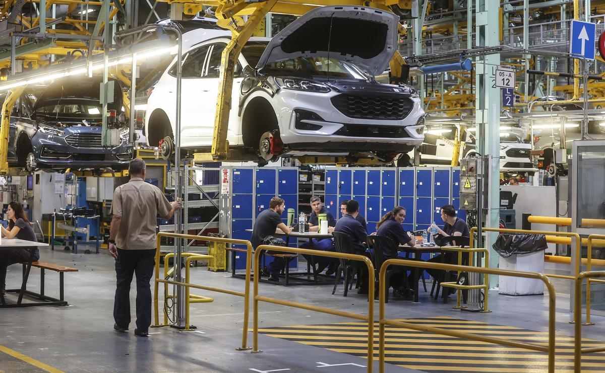 Archivo - Operarios en la fábrica de automóviles de Ford en Almussafes (Valencia)