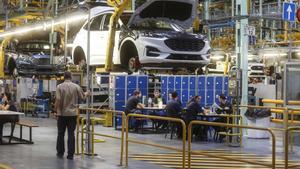 Archivo - Operarios en la fábrica de automóviles de Ford en Almussafes (Valencia)