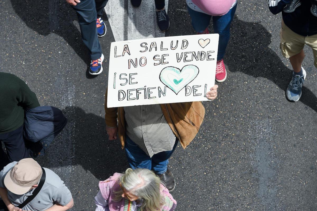 Vecinos y sindicatos vuelven a la calle por la sanidad pública en pleno debate sobre la limitación a la gestión privada