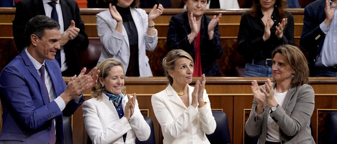 Yolanda Díaz agradeciendo los aplausos de la bancada del PSOE y de Unidas Podemos.